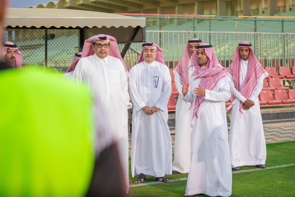 emara_hail's tweet photo. سمو #نائب_أمير_منطقة_حائل يتابع التدريب الأخير لل��ريق الأول لكرة القدم بنادي #الجبلين إستعداداً لخوض أولى مباريات ملحق تصفيات الصعود لدوري روشن أمام نادي الدرعية وذلك بحضور رئيس نادي الجبلين أ.فايز المعجل وعضو شرفه أ.حمد البكر ويتابع التمارين ويلتقي باللاعبين متمنياً لهم التوفيق. https://t.co/YlgKlrmG2G