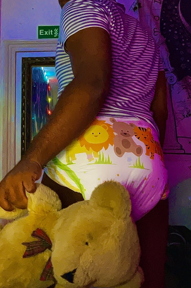 Puddles_piddles's tweet photo. I don’t think it’s time for a change just yettt… #abdl #adultbaby  #diaperboy #messydiaper #crinklebutt https://t.co/XwkHd1UiQE