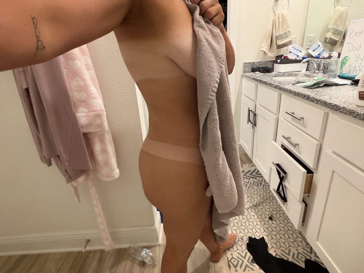 MariaMarie10011's tweet photo. Well look at those nice tan lines https://t.co/x29Q25reQL