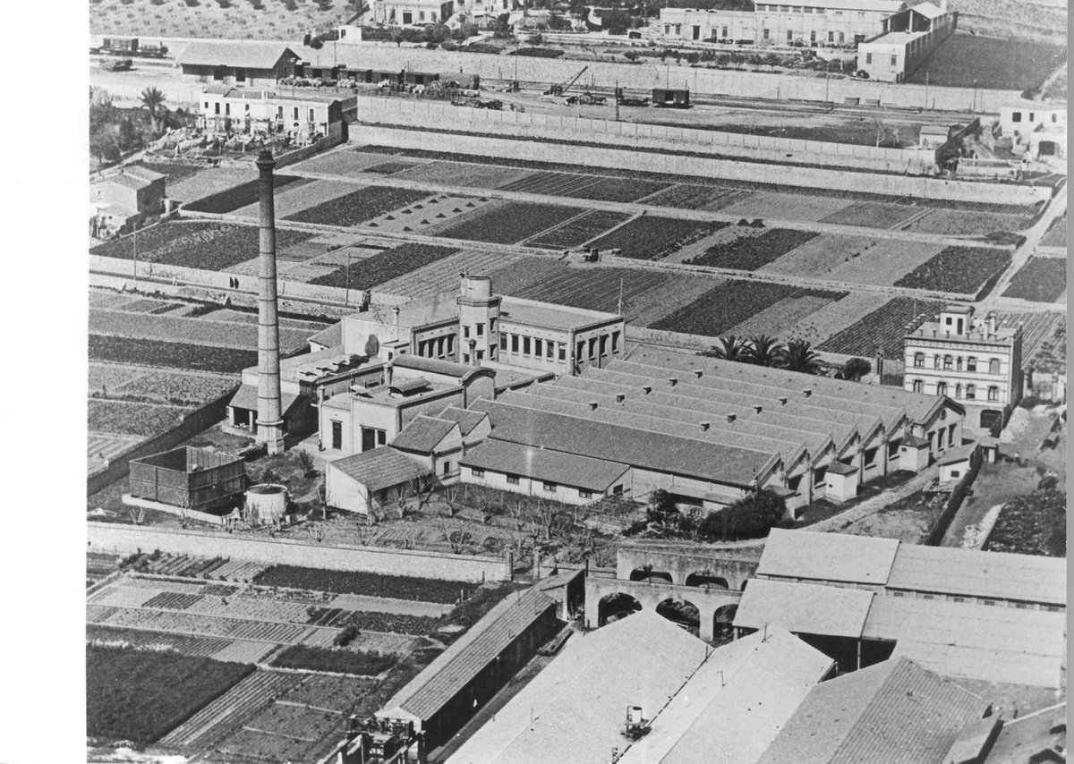 ireneuc's tweet photo. El creixement de l'Hospitalet durant la primera part del segle XX i la proximitat a Barcelona va propiciar la ubicació d'indústries de tot tipus. Una d'aquestes va ser Can Vilumara, fàbrica de filatures de sedes que, inugurada el 1907, estava tota envoltada de camps. #HistoriaLH https://t.co/cZJF2GyB9u