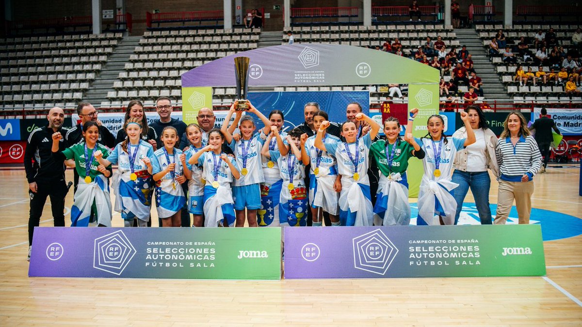 FutsalRFGF's tweet photo. 👨‍💻 𝑨𝒔 𝒏𝒐𝒔𝒂𝒔 𝒕𝒐𝒄𝒂𝒏 𝒐 𝒄𝒆𝒐 𝒆𝒏 𝑻𝒐𝒓𝒓𝒆𝒋𝒐́𝒏

A Selección Galega sub 12 feminina fixo historia este domingo ao proclamarse campioa de España de fútbol sala tras derrotar na gran final a @futbolaragon 

🔗 https://t.co/1678zpU6zb https://t.co/xutElAz1iL