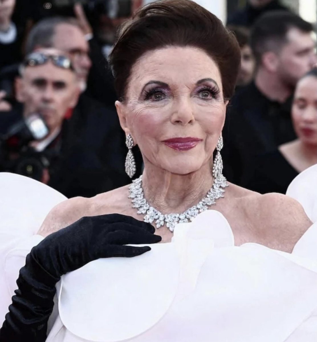 GynRoxy's tweet photo. Joan Collins. So elegant, graceful, remarkable and interesting. I’d love to see more of her: movies, interviews, photos —anything at all. ❤️ https://t.co/YRpEheIM8A