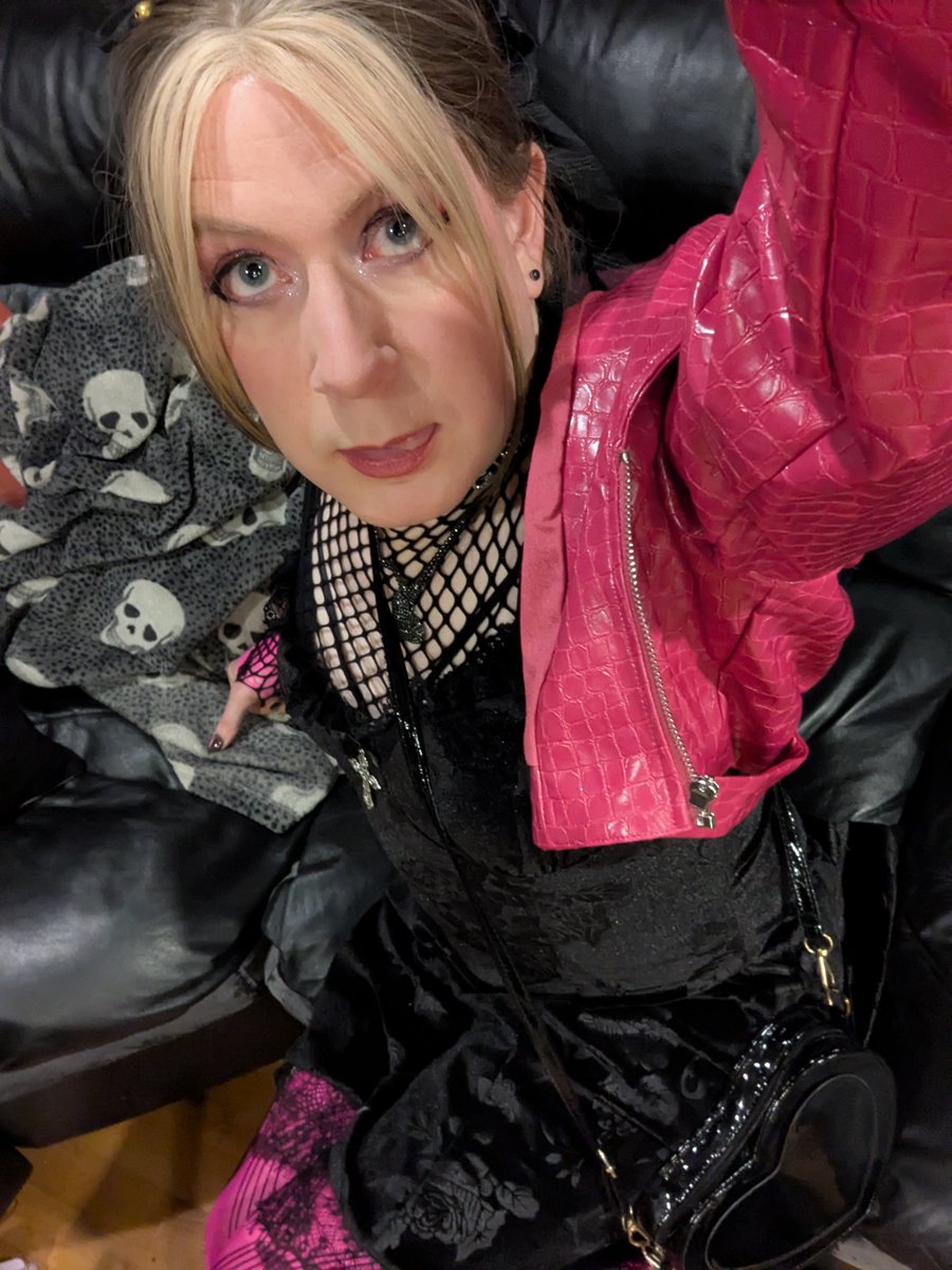 DollPlaything's tweet photo. this is my completely unflattering "just got home from the club and had to snap a pic of the outfit before falling asleep" look

 we danced our asses off! so much fun.

#selfiesunday https://t.co/7OBSKumde4