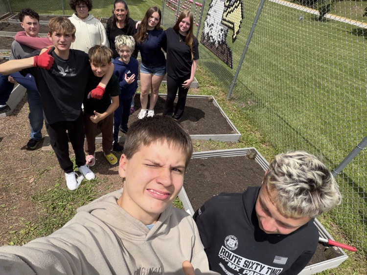 edison_middle's tweet photo. Shout out to Mrs. Marlow's STEAM class.  They have been working hard to get the garden ready for spring. https://t.co/xJyRek42tu