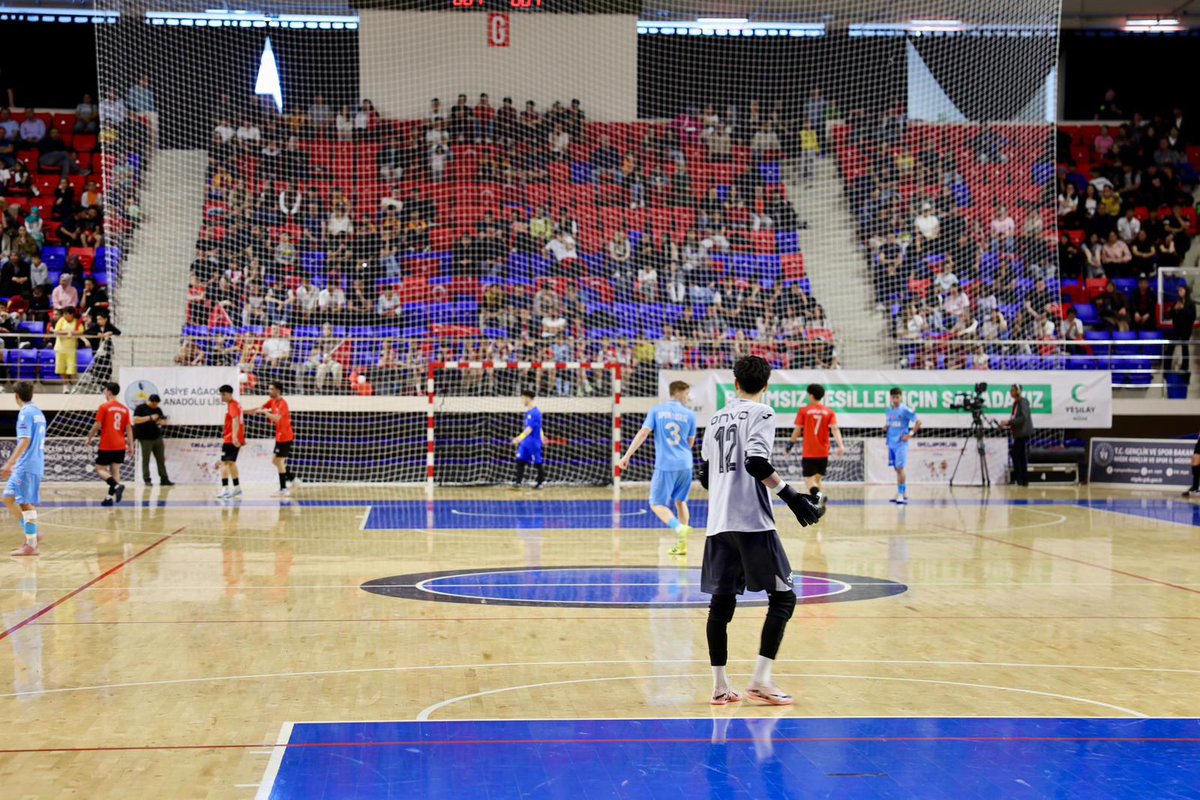 GSB_Trabzon's tweet photo. Türkiye Şampiyonu: Trabzon Spor Lisesi! ⚽🏆

13-17 Mayıs tarihlerinde Niğde’de düzenlenen Okul Sporları Futsal Gençler Türkiye İl Birinciliği’nde mücadele eden Trabzon Spor Lisesi, gösterdiği üstün performansla Türkiye Şampiyonu oldu. 🥇

Sporcularımızı tebrik ederiz. 👏🏼 https://t.co/b80BaizRB5