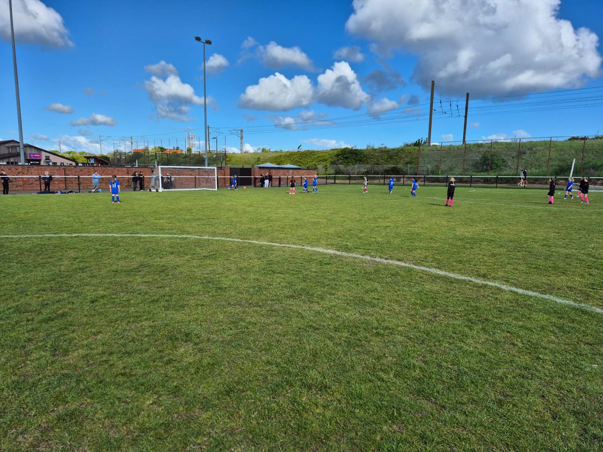 ColtsUtd's tweet photo. 👋| 𝐉𝐎𝐈𝐍 𝐔𝐒 - 𝐆𝐈𝐑𝐋𝐒 𝟐𝟎𝟏𝟕/𝟐𝟎𝟏𝟖

Last weekend, our Girls U10’s (2017 &amp; 2018), played @muss_windsor_fc. 

As ever, the girls were brilliant, with plenty smiling faces on display, after a great game. 

⬇️🧵 https://t.co/4XPxt08M6U