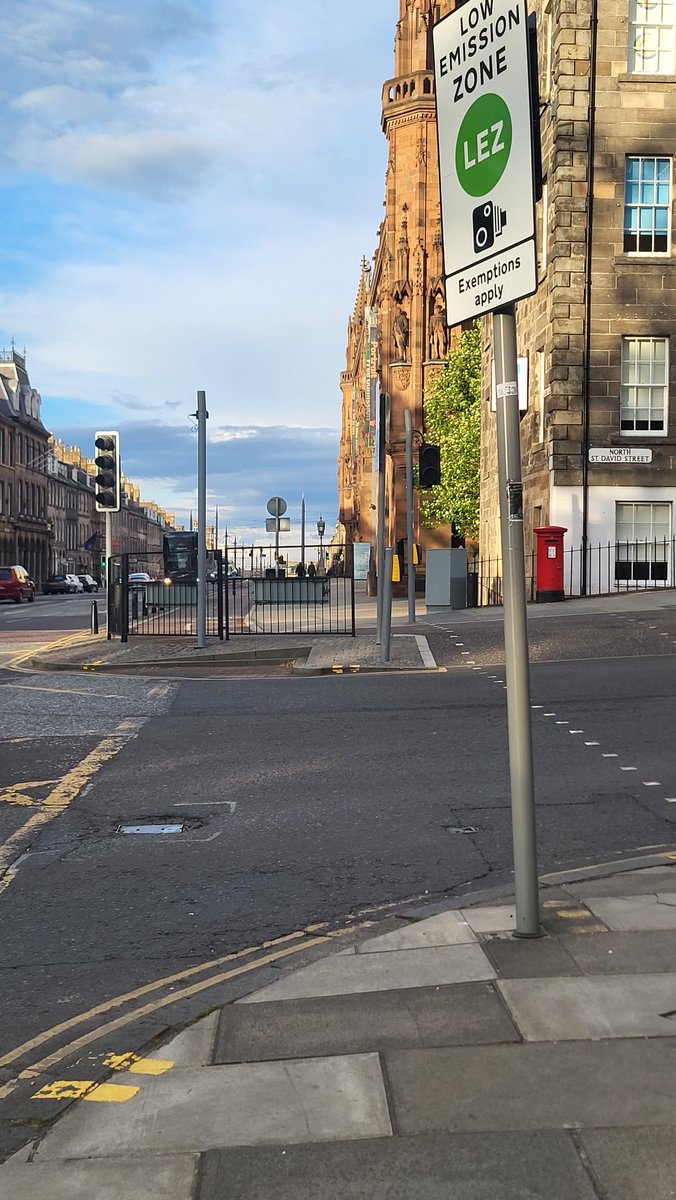 EyeSpyEdinburgh's tweet photo. @Edinburgh_CC @edinhelp @PSOSEdinburgh all traffic lights and pedestrian crossings are out at North St David street/Queen Street junction. Take care navigating this area as motorists and pedestrians. https://t.co/CSRRlviLTz