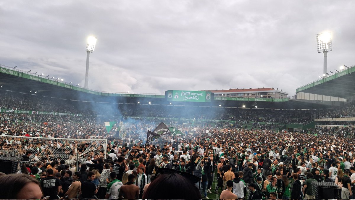 Sergiioortiiz02's tweet photo. Racing NO VA  DESCENDER, se queda porque tiene huevos y le sobra hinchada para no volver. SOMOS DE PRIMERA CARAJO💚💚💚💚💚 https://t.co/H0ZGSLVGdu
