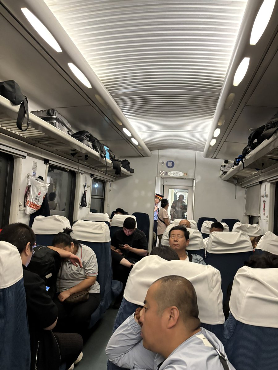 NITTO0701's tweet photo. 我突然意识到自己连软卧都没坐过
话是这么说，但硬卧其实也不怎么舍得。
更多的时候还是蜷在过夜的硬座上，身上的关节跟着火车的绞接棚一块吱呀乱叫，精神在半梦半醒中游离，被乘务员报站喊醒，被对面的人踢醒，被遮阳帘的固定钩硌醒，被僵硬的胳膊腿脖子腰痛醒
头发一根一根变白，钱却一点一点变少了 https://t.co/1D58e0KuQv
