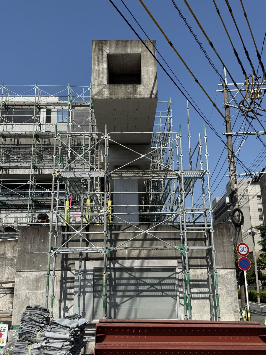 IKArchitects's tweet photo. 大分市にあるアートプラザは磯崎新さんの初期の設計として知られています。30年前に解体の危機を超えて、保存再生、そして活用され今も愛されています。現在、メンテナンスの工事中です。つまり、まだまだ使うよ！ということです。それと、なぜか足場が似合います。なぜなのか？考えています。 https://t.co/o6U5mNiT35