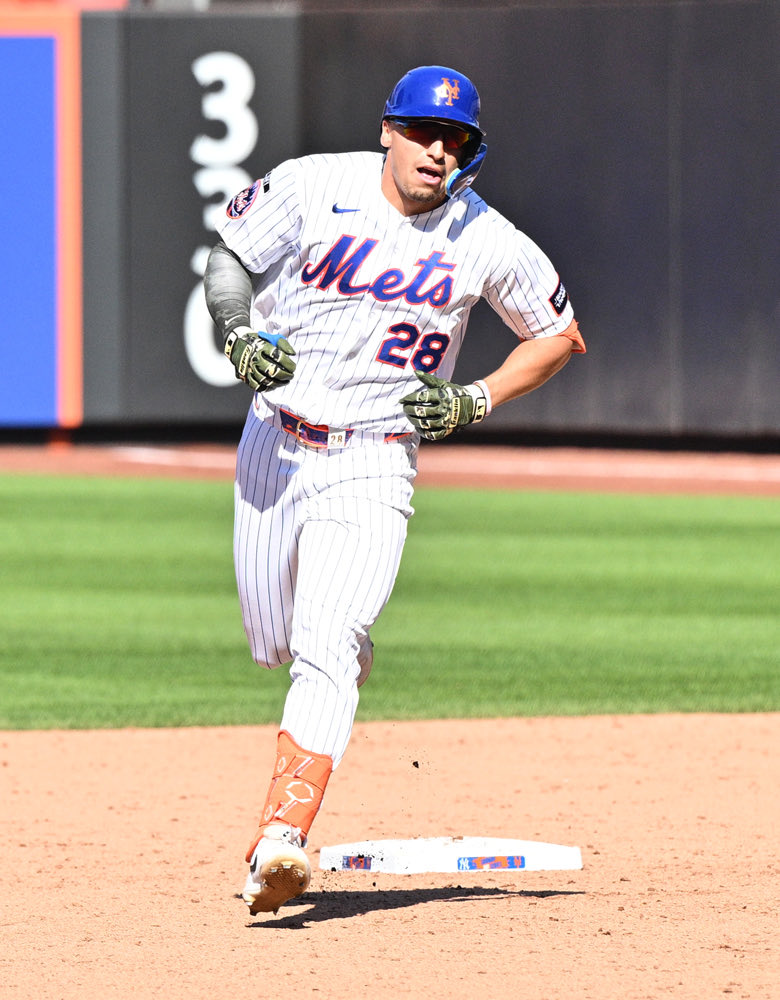 LatinoSports's tweet photo. Tyrone Taylor’s ninth-inning game-tying Subway Series three run homer behind the lens 💣⚾️
#Yankees #RepBX #SubwaySeries #Mets #LGM #MLB #LatinoSports | @mlbespanol | 📸: Bill Menzel/Latino Sports https://t.co/mA1CNNmK5E
