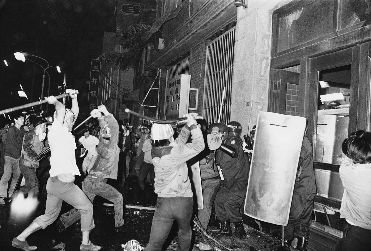 blackhand161's tweet photo. Their protests were not polite symbolic marches.

Zengakuren militants wore helmets, carried bamboo poles, built barricades and fought riot police in the streets. Airports, campuses and train stations became battlegrounds over the future of postwar Japan. https://t.co/FbYgbcSe0j