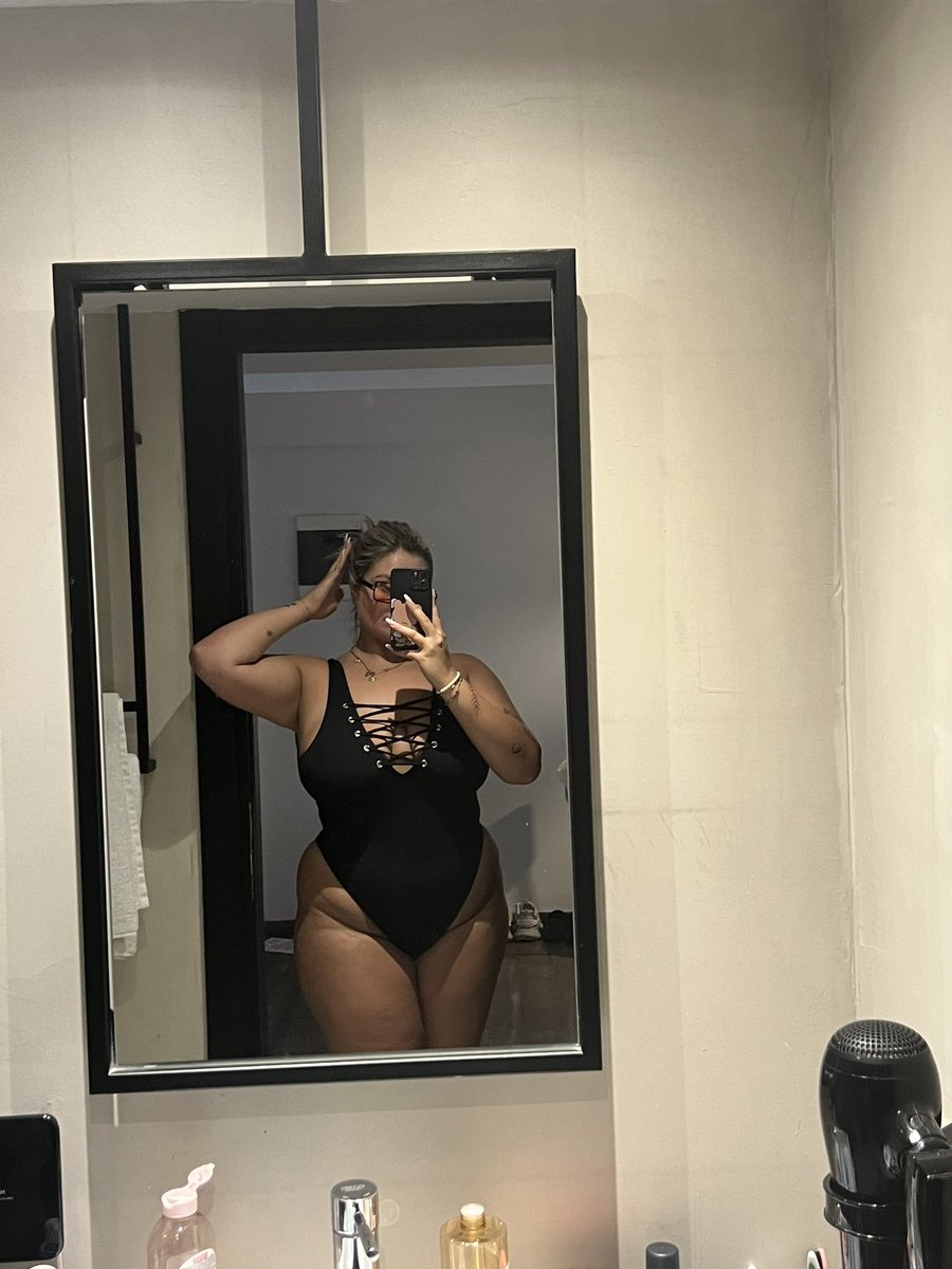 Big white mommy 🤍 tweet media