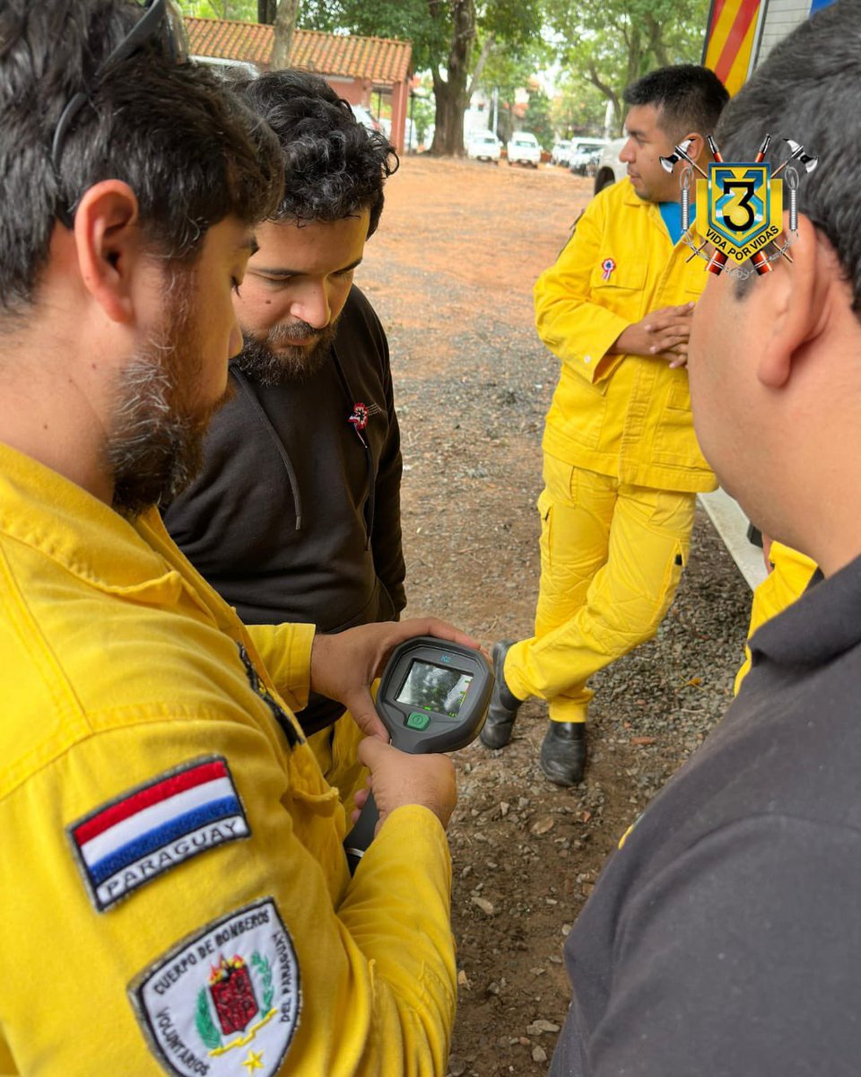 BomberosK3's tweet photo. Recibimos con mucha gratitud una cámara térmica FLIR K2, donado por Bomberos y Médicos en Acción de España.

Este equipo nos permitirá detectar focos de calor y localizar víctimas con mayor rapidez y seguridad durante los incendios.

¡Gracias por apoyar nuestra labor! 🇵🇾🤝🇪🇸 https://t.co/NSAQt0MFFd