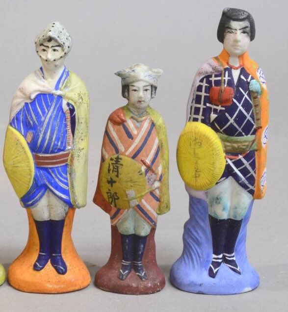 お祭りの夜店の射的人形ですね。 骨董市でよく見かけます。