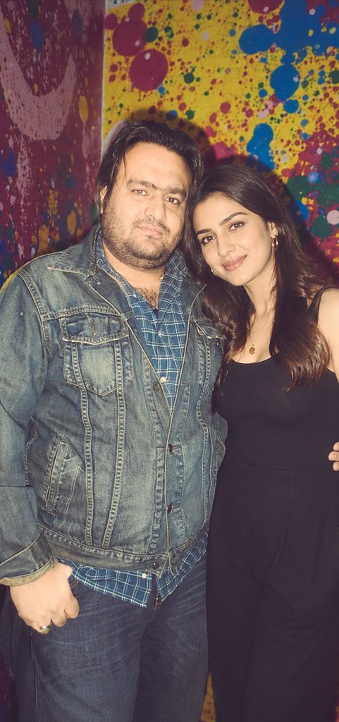 Minsa427's tweet photo. @Cine_Chaser #reemsameershaikh
Who is with you in this picture ? https://t.co/VdKSfpdhlZ