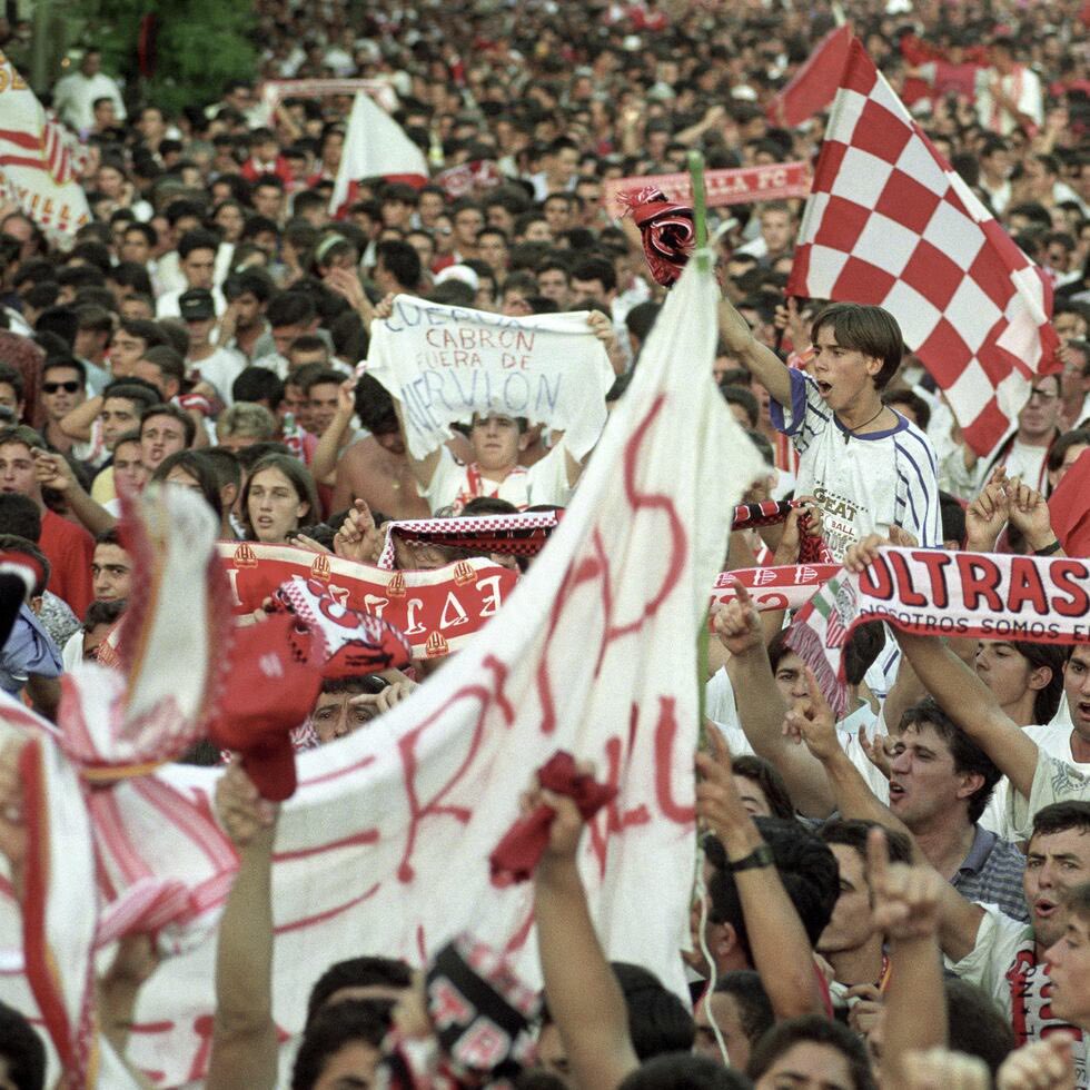 Christian13gp's tweet photo. Lo salvaron en 1995 y lo han salvado en 2026. Diferentes escenarios, pero su gente, a los  que de verdad les duele el ESCUDO, lo han vuelto a hacer. 

HONOR Y GLORIA para Todos. 

¡EL SEVILLA SOMOS NOSOTROS! https://t.co/MJIVgex7RZ