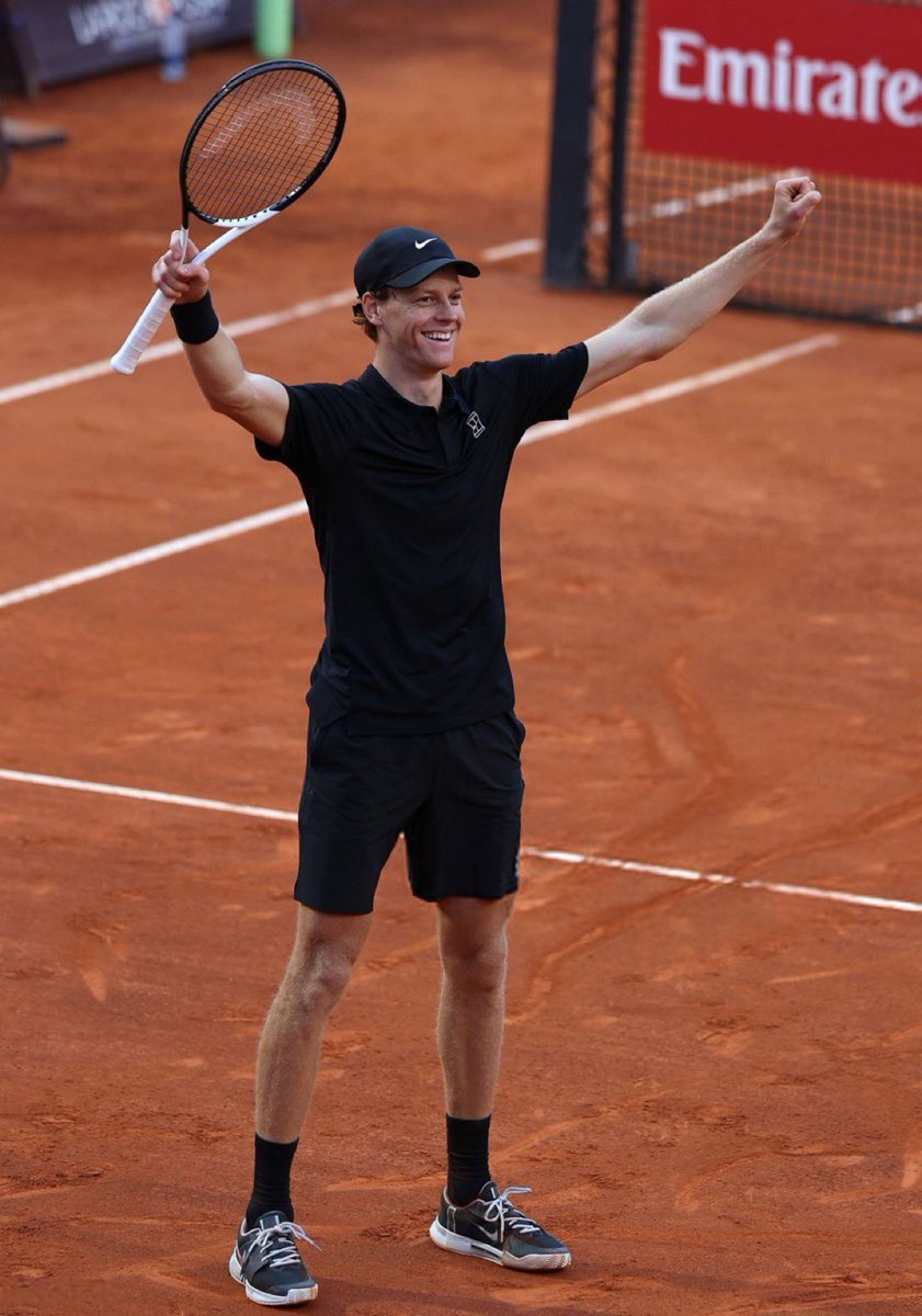 d4rksaoirse's tweet photo. Un po' di tempo fa un bambino della val Pusteria era andato felice al foro per vedere i suoi tennisti preferiti, senza sapere che un giorno sarebbe diventato lui stesso, il tennista così tanto amato dai bambini. ❤️ https://t.co/osJfTloZf0