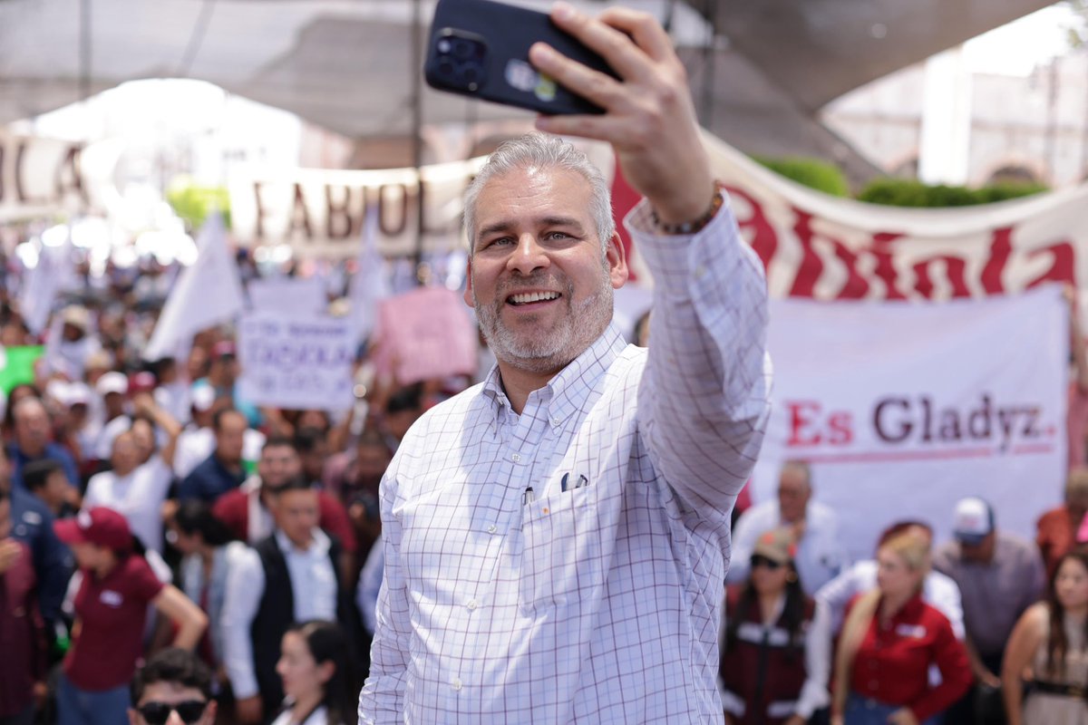 ARBedolla's tweet photo. Seguimos fortaleciendo este movimiento que nació del pueblo. La Asamblea en Defensa de la Transformación en Puruándiro es una muestra de que juntas y juntos llegamos mas lejos, y seguimos avanzando con unidad, compromiso y poniendo a la gente al centro de cada decisión. 👊🏼 https://t.co/IZcG4NY8Wo