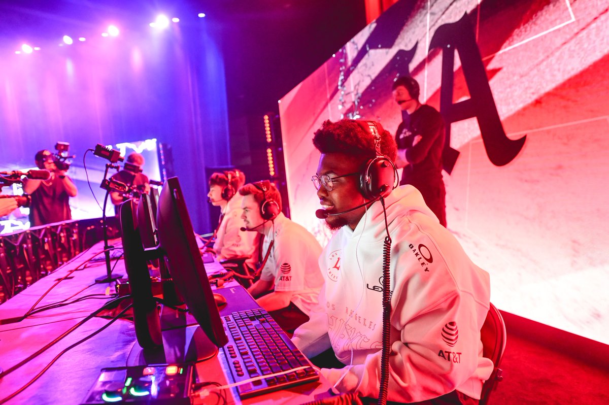 CODLeague's tweet photo. GRAND FINALS TIME 🚨

@OpTicTexas vs @LAThieves 

🟣 https://t.co/6ts7dNZEOk
🔴 https://t.co/wmB1gxuPFf https://t.co/gaxSxXzFJ2