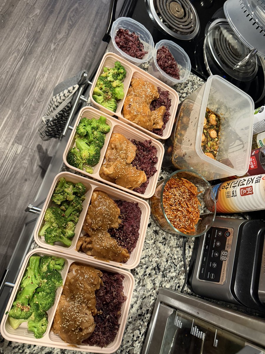 papitakim30's tweet photo. prepping for the week:
- meal: soy garlic chicken thighs with mixed rice and broccoli
- side dishes: 마약계란 (soy sauce marinated eggs) and 오징어채 무침 (stir fried dried squid)

premium gas for the body 🤣 https://t.co/WC4imKgEvQ