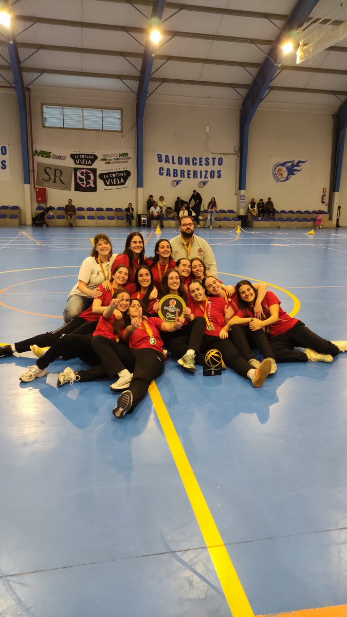 Alvarodp87's tweet photo. Mis amigos de siempre, de una u otra manera, llevamos dominando esta liga 20 años.

Esta última va por los Chacales y por este grupo inolvidable de chicas. 

Y por la USAL. El mejor equipo del mundo. 

Que viva el Dipu, cojones. https://t.co/bU4ExNz6Ub