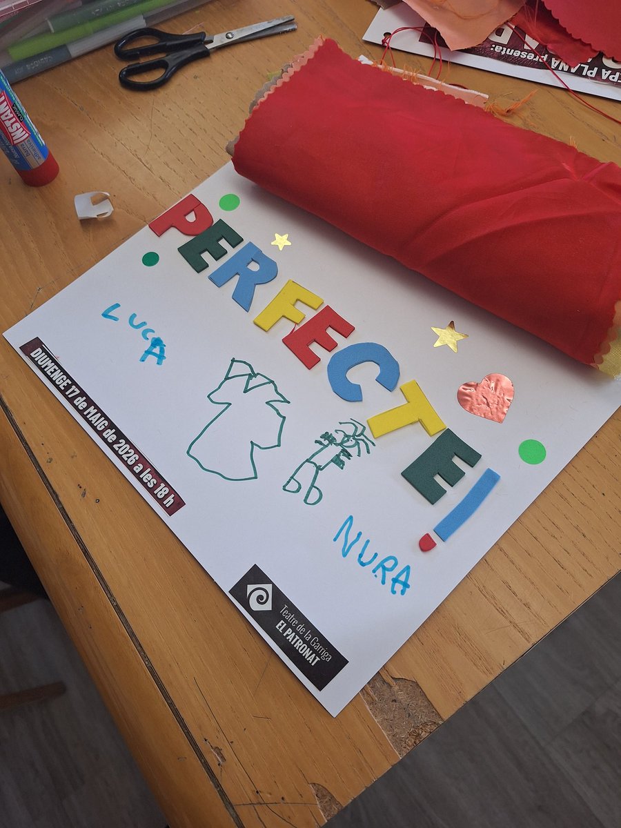 TeatrelaGarriga's tweet photo. Mentre la Pepa Plana ens feia volar a la sala,petits grans artistes del taller de conciliació creaven la seva pròpia versió de 'A cada pas':una faldilla de trossos de tela, igual que la que porta la Pepa a escena.I quan aixeques totes les capes... apareix la paraula PERFECTE! https://t.co/wXtfQyOHXs
