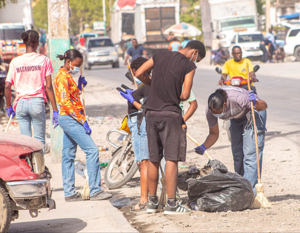 MarcheLongue's tweet photo. Maten an, Yon gwoup jèn ki gen ladan l, atis , blogè , mannken,te pran inisyativ pou fè yon netwayaj nan Ville Aux Cayes. Aktivite sa te kòmanse nan Croix Quatre chemins an.  Ki ta pral divize an plizyè gwoup. Youn te rete nan Croix, yon gwoup te ale nan zòn Charpentier, youn te desann sou boulvard lan ak sou Premye Gran ri an. 

#MarcheLongueMedia
