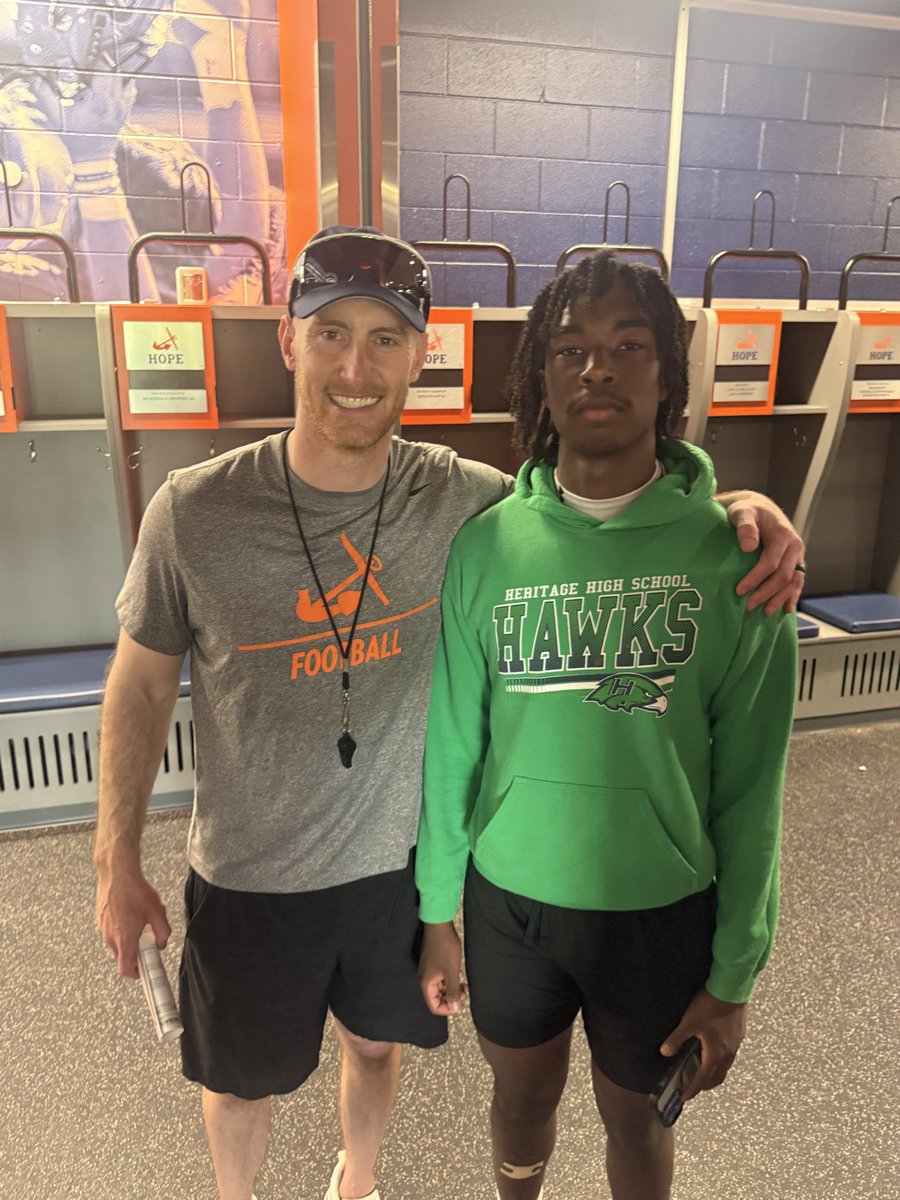 Jacksontwoway's tweet photo. Had an Amazing camp at hope college! Added some great tools to my bag and had great talks with all the coaches‼️‼️
measurement ‼️
184.7 bw 💪🏽
6’2 height 
@ASmith032 @CoachKJLandis @CoachJArnold4 @HopeCollegeFB @PStuursm @HeritageHawks26 @CoachKNoDuke @RecruitMatador https://t.co/mqwKayeBjv