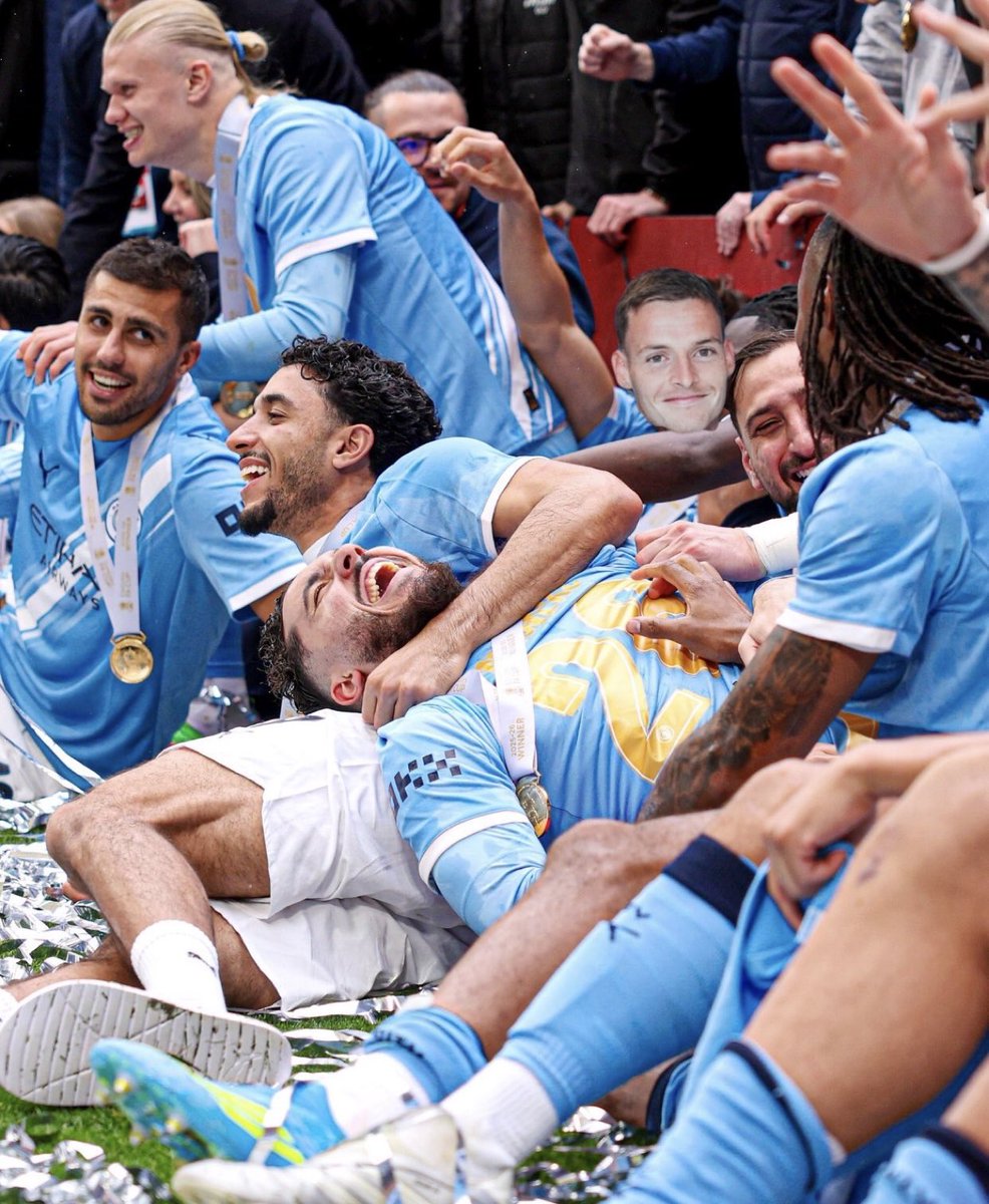 laura tweet media