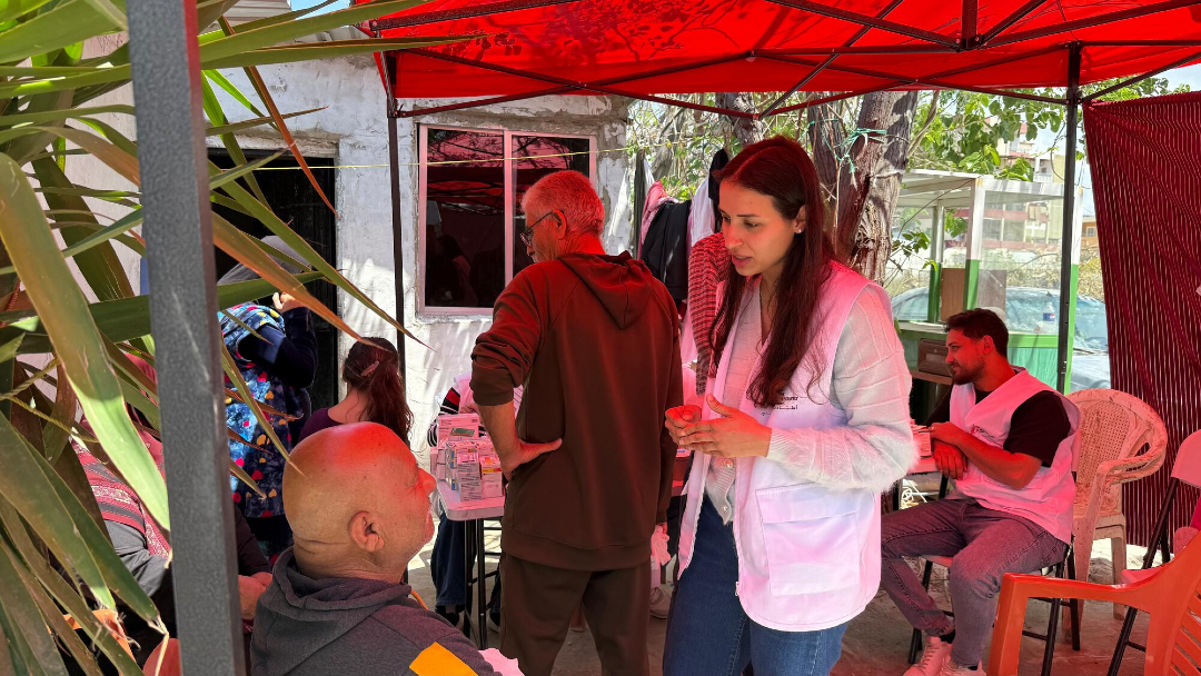 MSF_Espana's tweet photo. 🚨 Las fuerzas israelíes siguen matando a personas en el sur del Líbano a pesar del alto el fuego.

Los hospitales de la zona, donde nuestros equipos colaboran con el Ministerio de Salud Pública para atender a los pacientes, siguen recibiendo heridos día tras día. https://t.co/DfdI7a4sTa