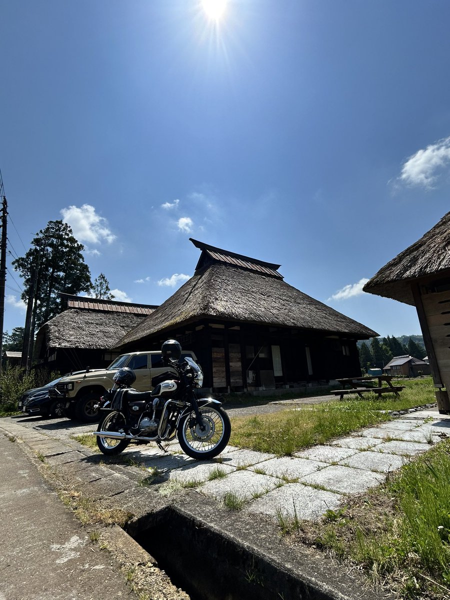 buibui75000's tweet photo. #バイクと田舎道のかっこいい画像を貼ってね
田舎道のちょと入ったところに、タイムスリップしたかの様な雰囲気 https://t.co/v47ezG1TKn