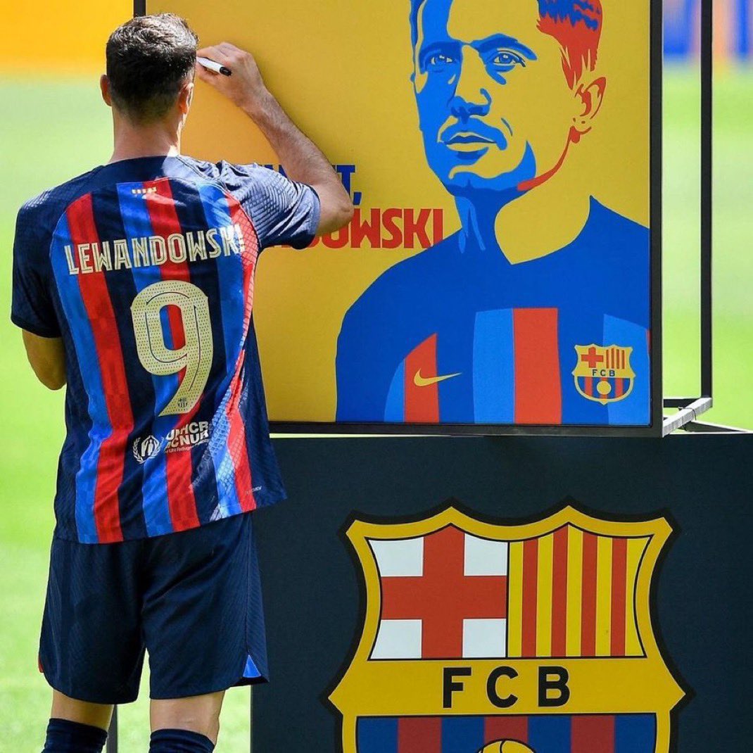 zaid_0z's tweet photo. شكراً ليفاندوفسكي
من افضل صفقات برشلونة 

وصل برشلونة والفريق ماهو في افضل حالاته 
ولكن وضع بصمته وساعد الفريق على تحقيق البطولاته .

#برشلونة https://t.co/5DhoODLri8