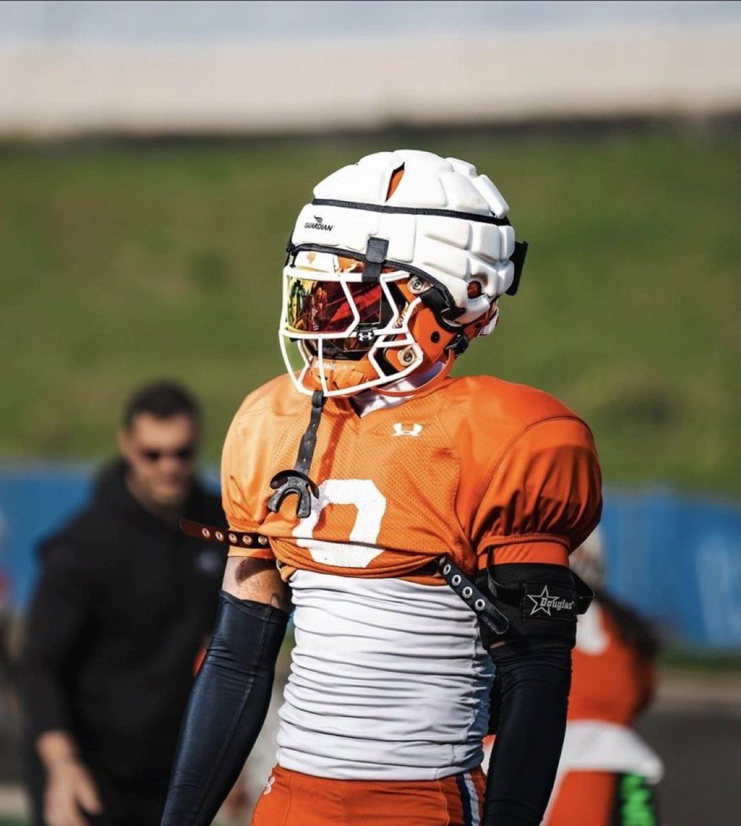 MLFootball's tweet photo. HEARTBREAKING: Sam Houston standout defensive back Will Davis reportedly passed away last night.

Will had recently transferred from West Virginia in January and was loved by all of his teammates and coaches.

Rest in peace.

A true tragedy. Gone way too soon.

💔🙏 https://t.co/DDf2D0dHwh