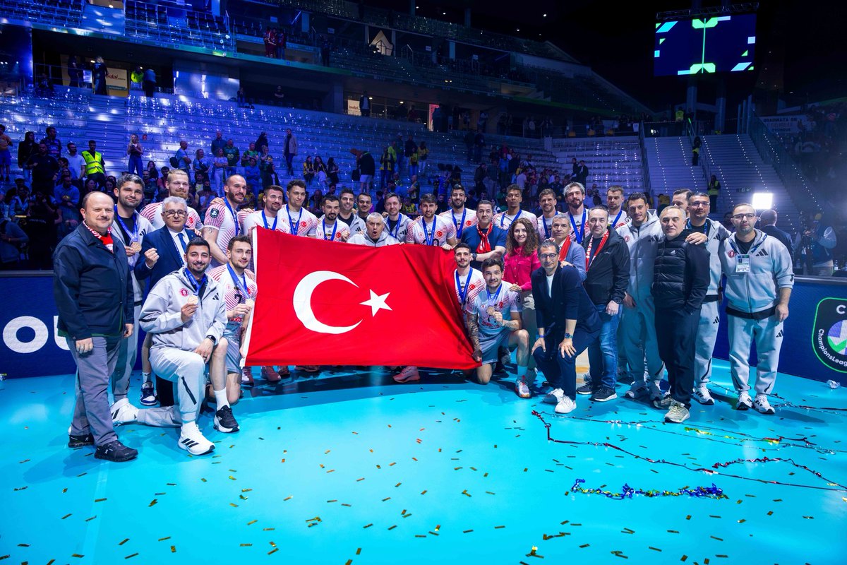 ZiraatBankasiSK's tweet photo. Avrupa kupalarında bu sezonuda kürsüde bitirdik 🏆

Sezon boyunca bizleri yalnız bırakmayan, her maçta desteğini hissettiren herkese teşekkür ederiz. ❤️🤍

Birlikte mücadele ettik, birlikte gururlandık. Daha büyük hedefler için çalışmaya devam! 💪 https://t.co/kwCxhXSHj0
