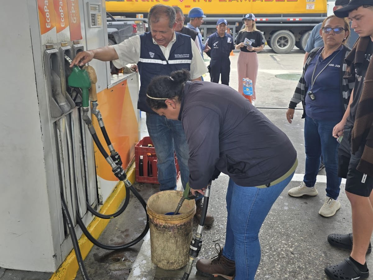ARCH_Ec's tweet photo. ✅ #ARCHControla

Al recibir denuncias ciudadanas sobre la posible venta de combustible adulterado en la ciudad de #Guayaquil, técnicos acudieron a tomar muestras para su posterior análisis; además, como medida cautelar, se suspendió el tanque y mangueras de despacho de ecopaís⛽️ https://t.co/IybPrIP3Sw