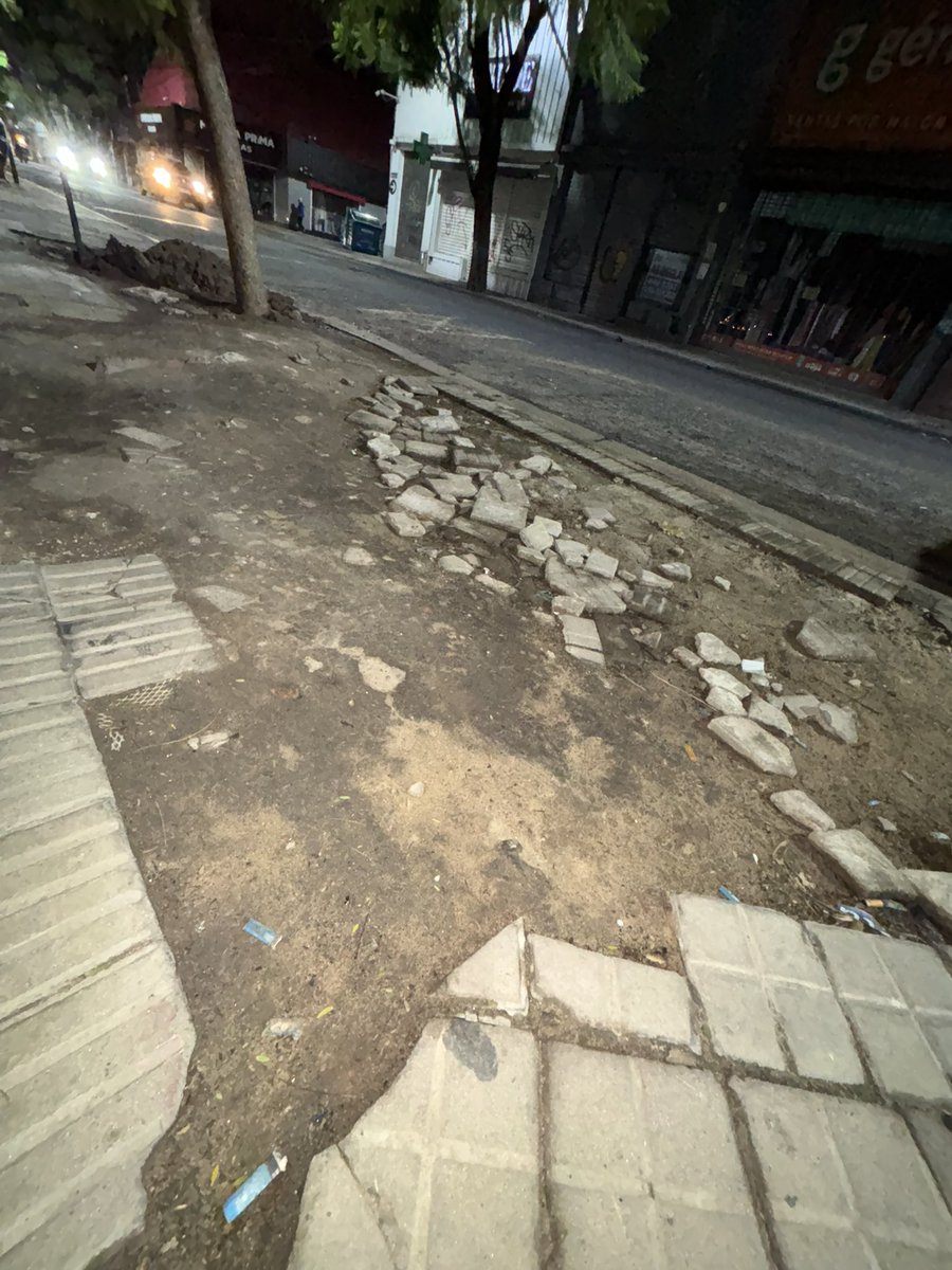 epicaOK's tweet photo. 🎊Insólito: una vereda rota en pleno centro cumplió un año y los vecinos le festejaron su “cumpleaños”.

Pasaron los días, los meses y hasta un año. Pero la vereda rota de San Luis al 1700 sigue igual. Cansados de esperar una solución y ante la falta de respuestas, vecinos de la zona decidieron tomarse la situación con humor y organizarle un particular “festejo de cumpleaños”.

Con un afiche pegado junto al sector dañado, los habitantes del lugar ironizaron sobre el estado de la vereda y el tiempo transcurrido sin reparaciones. “Esta vereda cumple su primer año rota. ¡Que los cumplas muy feliz!”, escribieron.

La escena rápidamente llamó la atención de quienes pasan por el centro rosarino y volvió a poner sobre la mesa el reclamo por el deterioro del espacio público y los problemas de transitabilidad en una de las zonas más concurridas de la ciudad.

Mientras tanto, los vecinos aseguran que el problema no solo genera molestias diarias, sino también riesgos para peatones que deben esquivar el sector roto para poder circular.