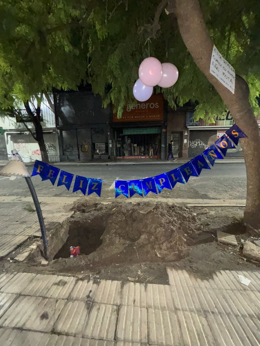 epicaOK's tweet photo. 🎊Insólito: una vereda rota en pleno centro cumplió un año y los vecinos le festejaron su “cumpleaños”.

Pasaron los días, los meses y hasta un año. Pero la vereda rota de San Luis al 1700 sigue igual. Cansados de esperar una solución y ante la falta de respuestas, vecinos de la zona decidieron tomarse la situación con humor y organizarle un particular “festejo de cumpleaños”.

Con un afiche pegado junto al sector dañado, los habitantes del lugar ironizaron sobre el estado de la vereda y el tiempo transcurrido sin reparaciones. “Esta vereda cumple su primer año rota. ¡Que los cumplas muy feliz!”, escribieron.

La escena rápidamente llamó la atención de quienes pasan por el centro rosarino y volvió a poner sobre la mesa el reclamo por el deterioro del espacio público y los problemas de transitabilidad en una de las zonas más concurridas de la ciudad.

Mientras tanto, los vecinos aseguran que el problema no solo genera molestias diarias, sino también riesgos para peatones que deben esquivar el sector roto para poder circular.