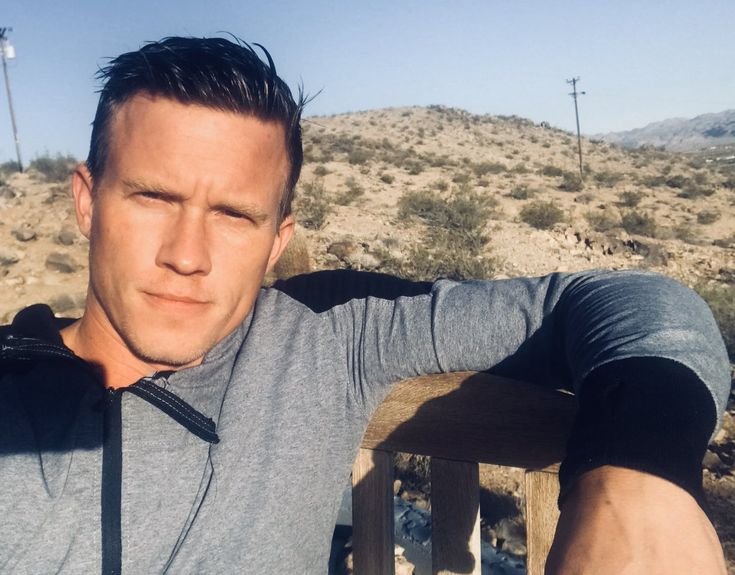 archivewarren's tweet photo. this picture drives me crazy bro like who let him look this good #warrentwt https://t.co/rxbRkgLWsc