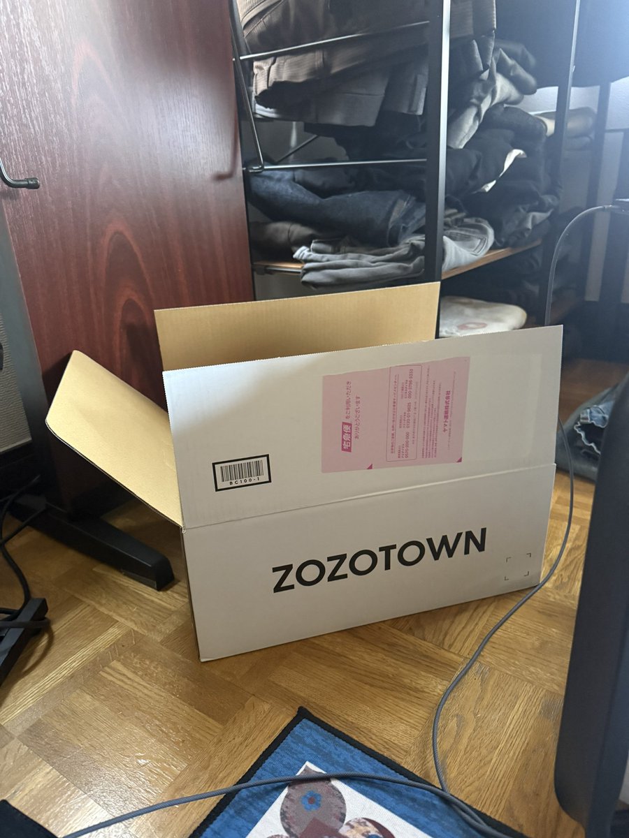 rockcoburn's tweet photo. ナフサ不足？
いいえ、幸せの白い箱でした。
#ZOZOWEEK箱CP https://t.co/ttfSUWm85D