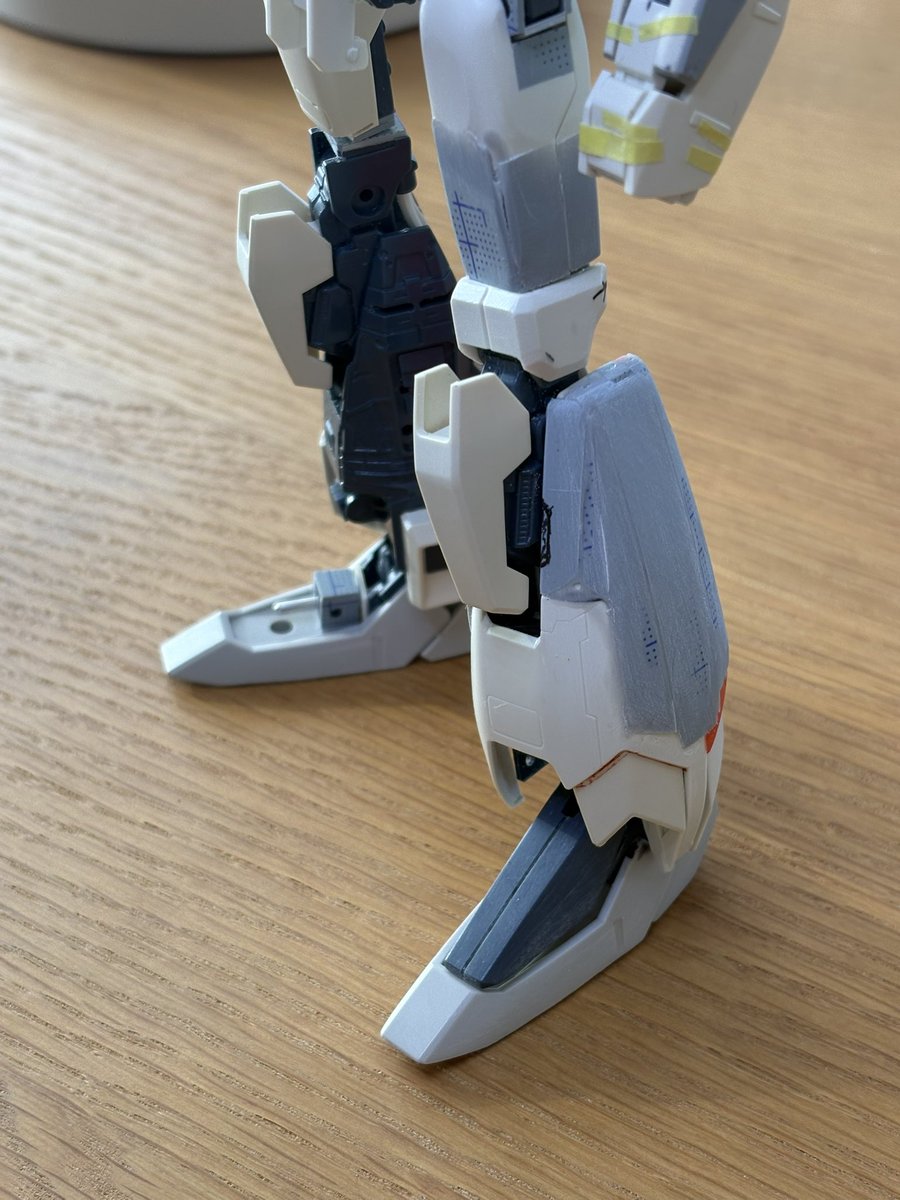 maxi_1019's tweet photo. #ゼータプラスドミナンス
#ガンプラ

ドミナンスの最大の特徴であり模型的アイキャッチとなる脚部の形状変更に取り掛かる。
相変わらずパテ類が苦手なのでひたすらプラ板でゴリゴリ削り出しています💦
なんとなくイメージは近づいていると思う… https://t.co/uR22fNkPkj