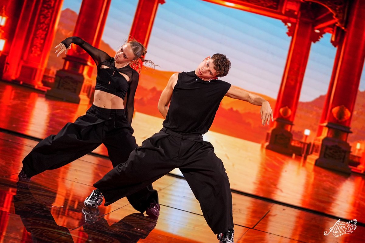 AmiciUfficiale's tweet photo. Energia, stile e carisma sono gli ingredienti di questa esibizione di Alessio insieme ad Asia! Per votare per lui manda un sms al 477.000.1 indicando 04 o Alessio #Amici25 https://t.co/sliIWW8BwD