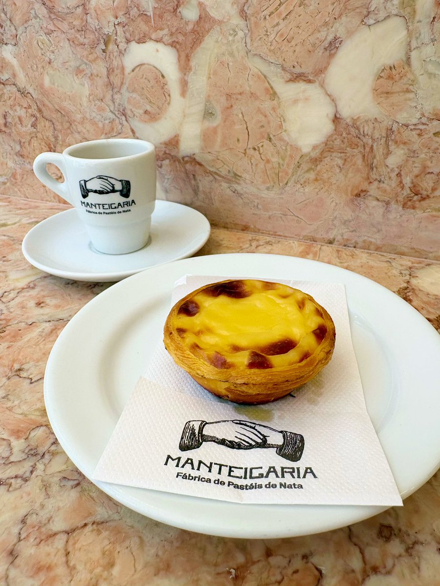 z8mzero's tweet photo. ポルト🇵🇹

街歩き🚶‍♀️
欧州は色々行ってるけど、ポルトは可愛くて素敵だ😻

有名なMANTEIGSRIAで休憩。コーヒーとナタ(エッグタルト)でこの円安でも500円ぐらい〜
ナタ美味い〜😍 https://t.co/jM7bKn7SRP