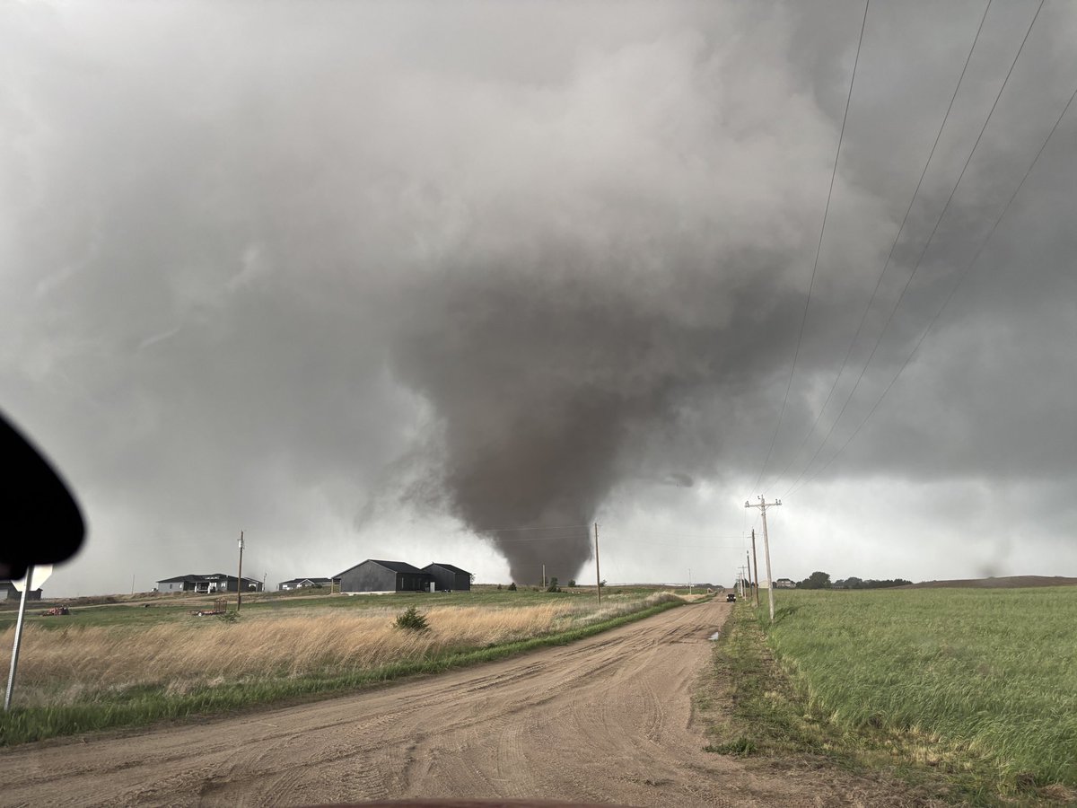 その他 XNET Tornado OMG west of Central City, Nebraska a moment ago! Take cover! #newx