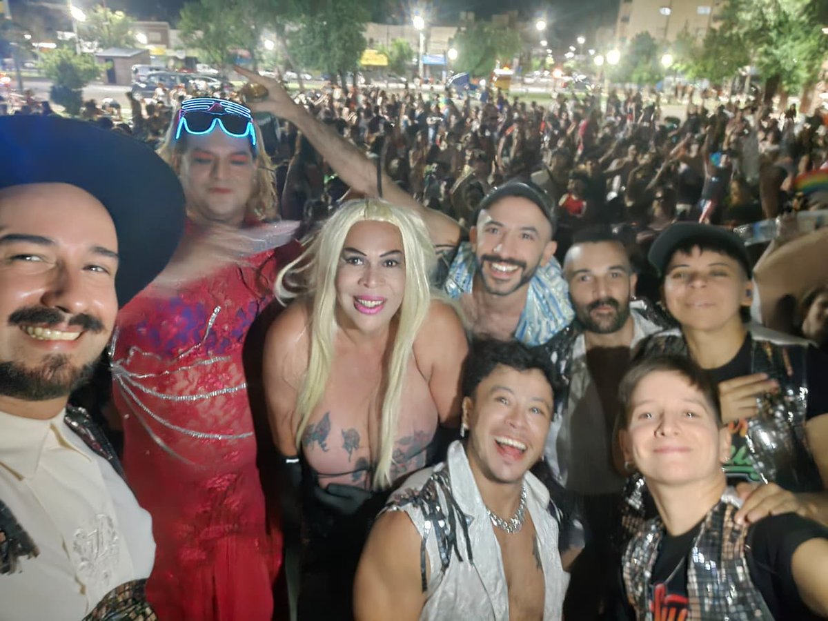 SudorMarika's tweet photo. Hoy partió la Tía Marilú, compartimos muchos escenarios con ella, esta es la última vez que estuvimos juntes, fue en diciembre, en la marcha del orgullo de Neuquén, antes de salir a escena nos decía que era su ultima presentación, lo dio todo como siempre 🖤💔 https://t.co/GjWMYL491z