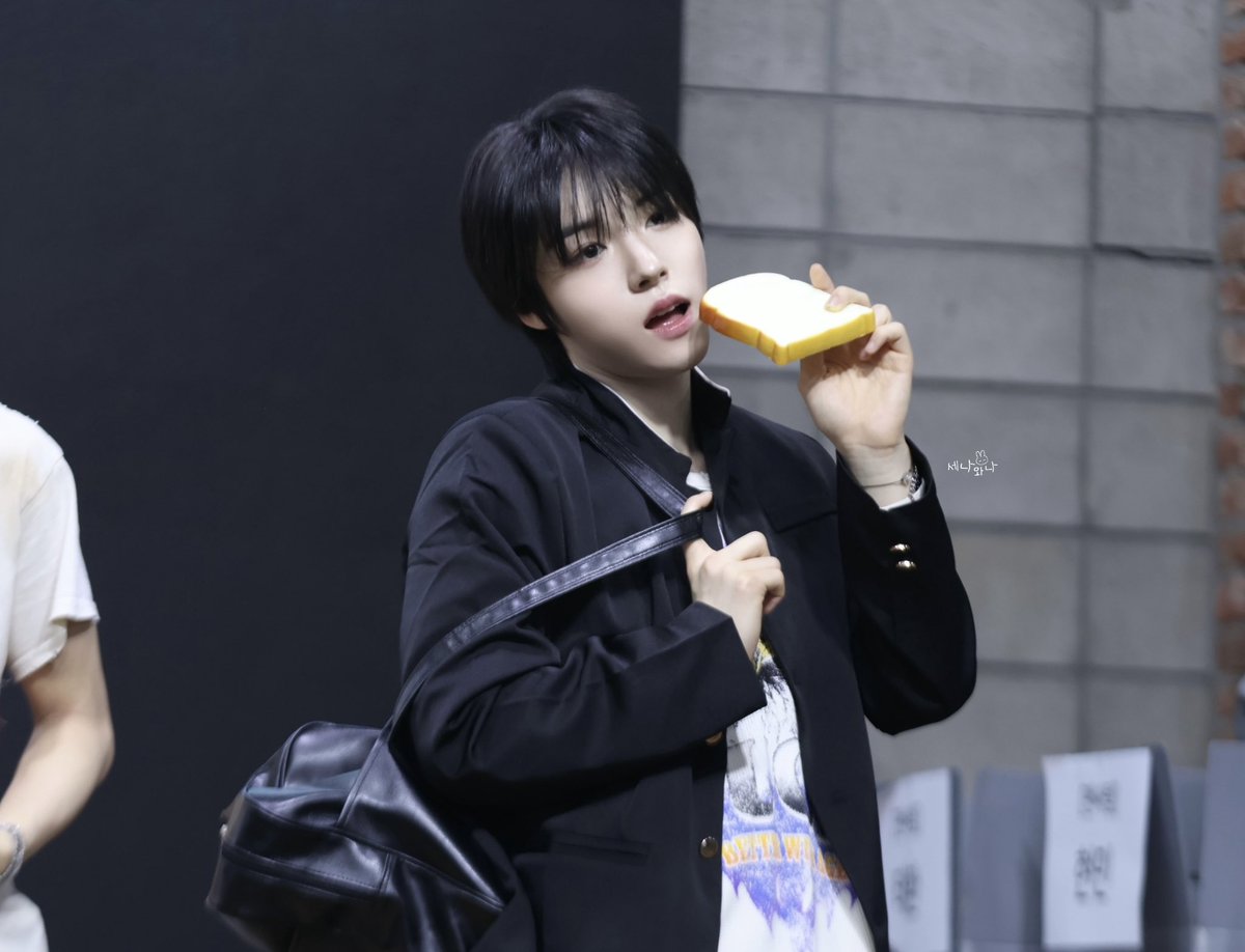 나나 tweet media