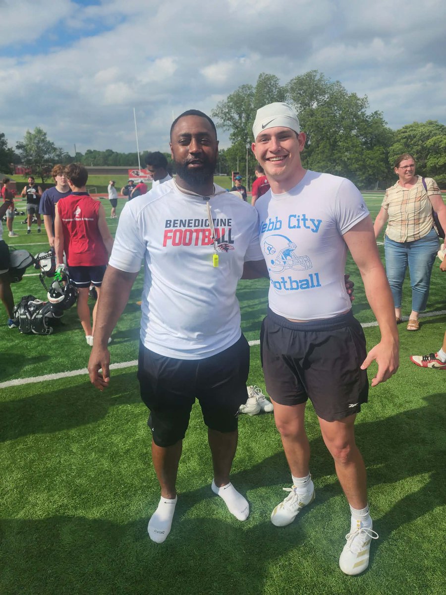 Coopertingle97's tweet photo. Thank you coach @CoachRoseIvey for the invite to the camp today and helping me get some kinks straightened out.💪💪 #ballinlikeits2K #uncommitted #kawc #classof27 https://t.co/7QNH2cY6kJ