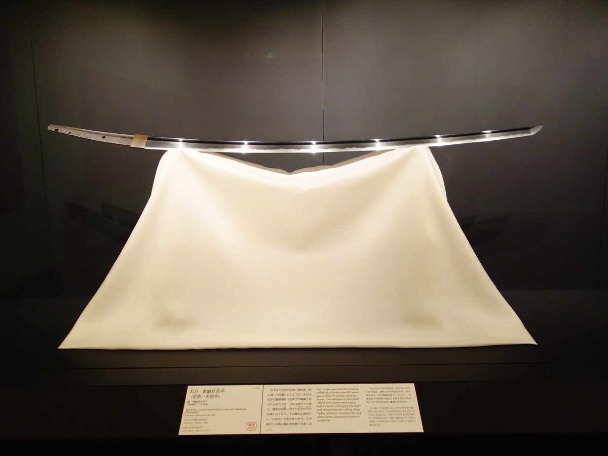 oohizehira's tweet photo. 明日からトーハクで大包平が展示！楽しみ！
これは2023年の展示なんだけど、
輝きと存在感が本当に凄かった…！ https://t.co/k17pgoe1lp