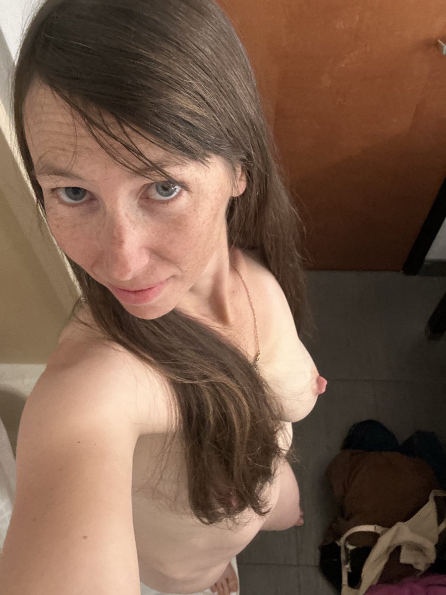 Markt9me's tweet photo. Cucks milf wife. 25 likes for more of her #nsfwtwt #cuck #cuckold make it happen 😈🤤 https://t.co/1adu11glvb