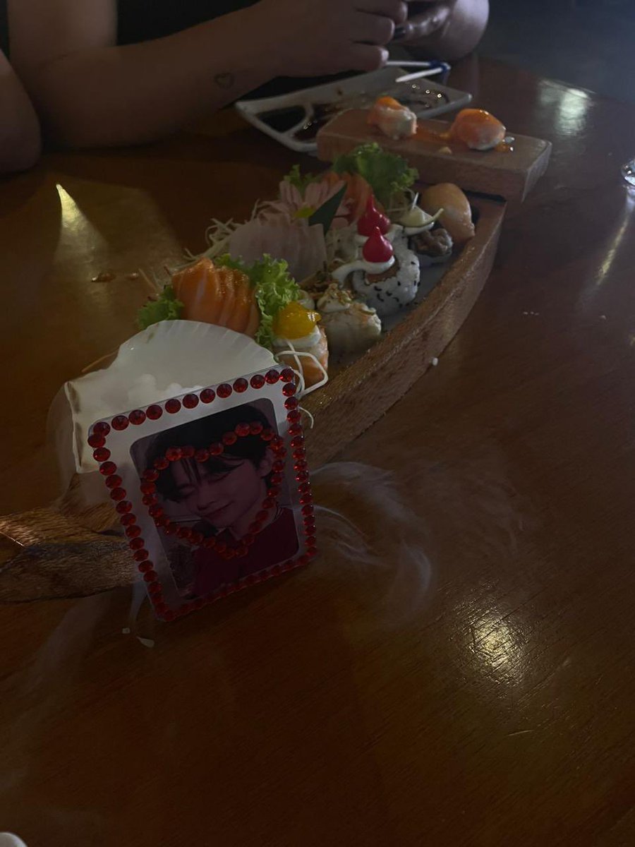 estercudas's tweet photo. delicias e empadao quase cru da adm🐰 https://t.co/VqFh5uBlCh